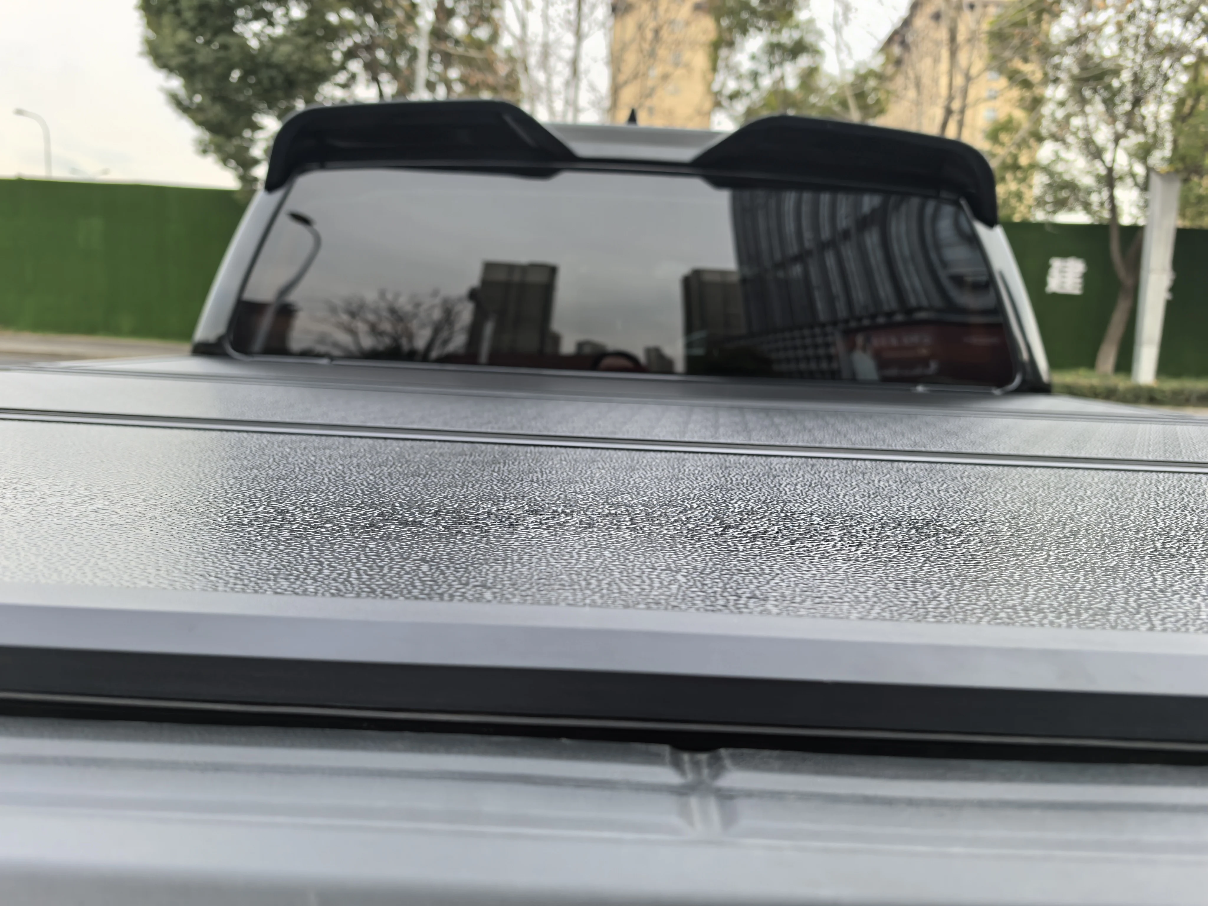 Tri-fold Water-resistant Fiberglass Manual Tonneau Cover for Hilux 2019