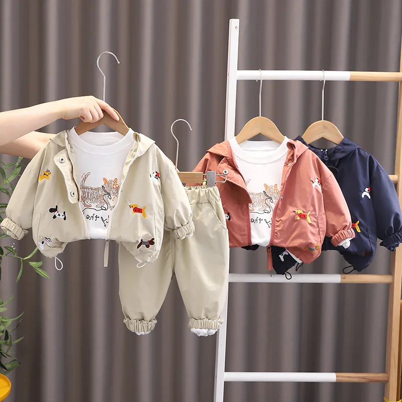 

Новые весенне-осенние модные комплекты ветровки для мальчиков и девочек 2025 года, детская рабочая одежда, куртки с капюшоном, комплекты из трех предметов.