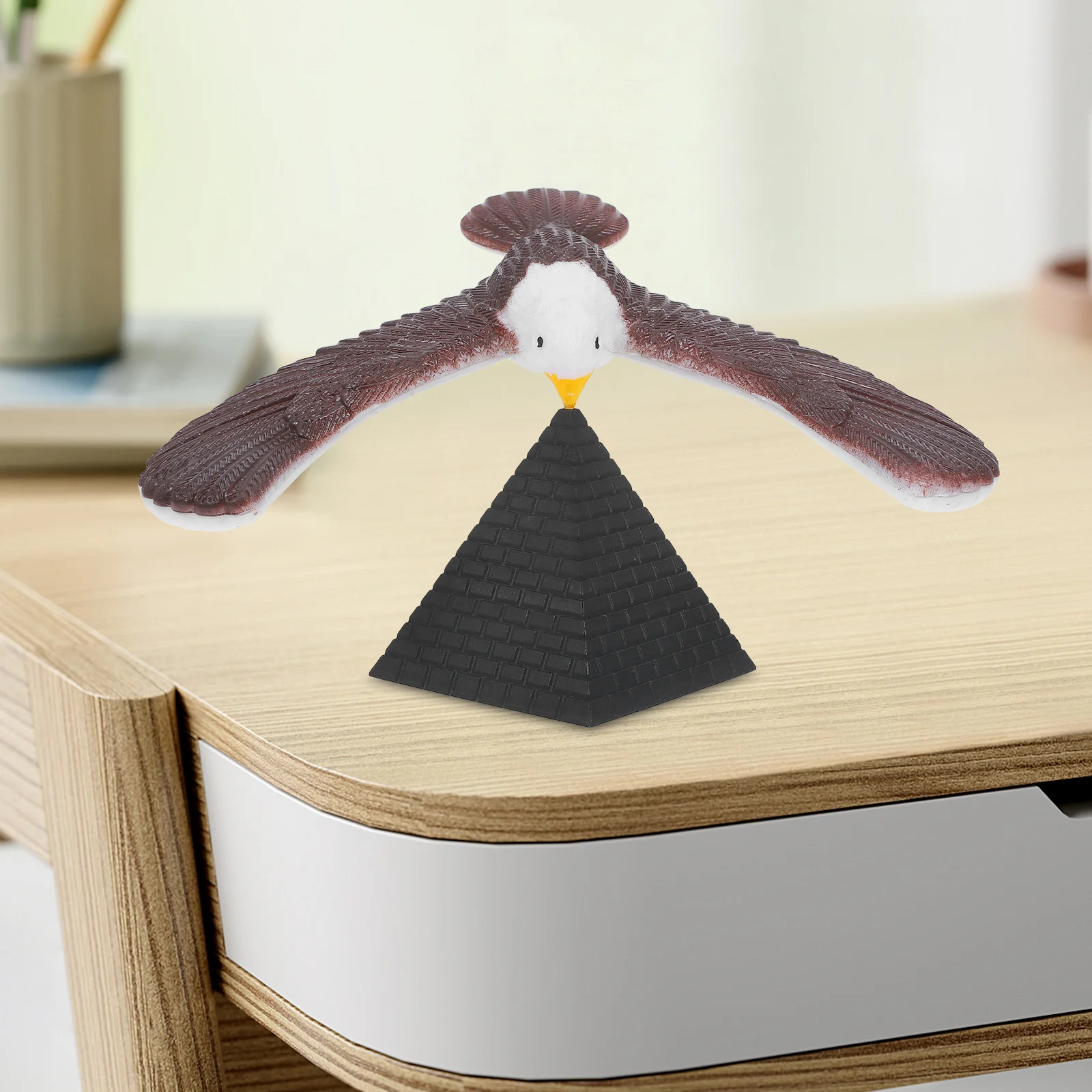 مجموعة واحدة من نسر التوازن المكتبي مع حامل هرم لتزيين الطيور للمكتب والديكور المنزلي وعرض الحرف الفنية الحديثة