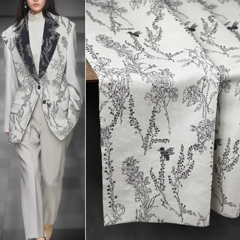 

Белоснежная жаккардовая ретро-ткань с растениями: высококачественная текстура для дизайнерской одежды пальто