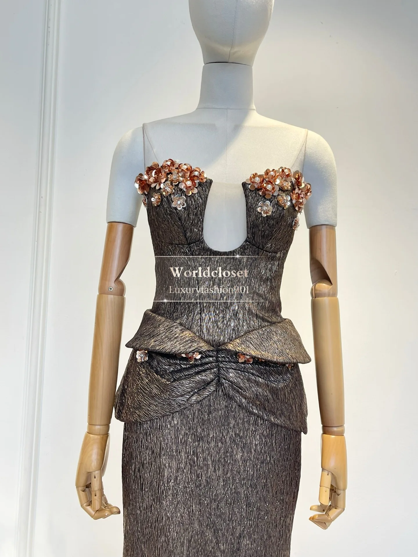 فستان ماكسي جديد جميل باللون الأسود والبني بدون أكمام واللؤلؤ والزهور المرقعة