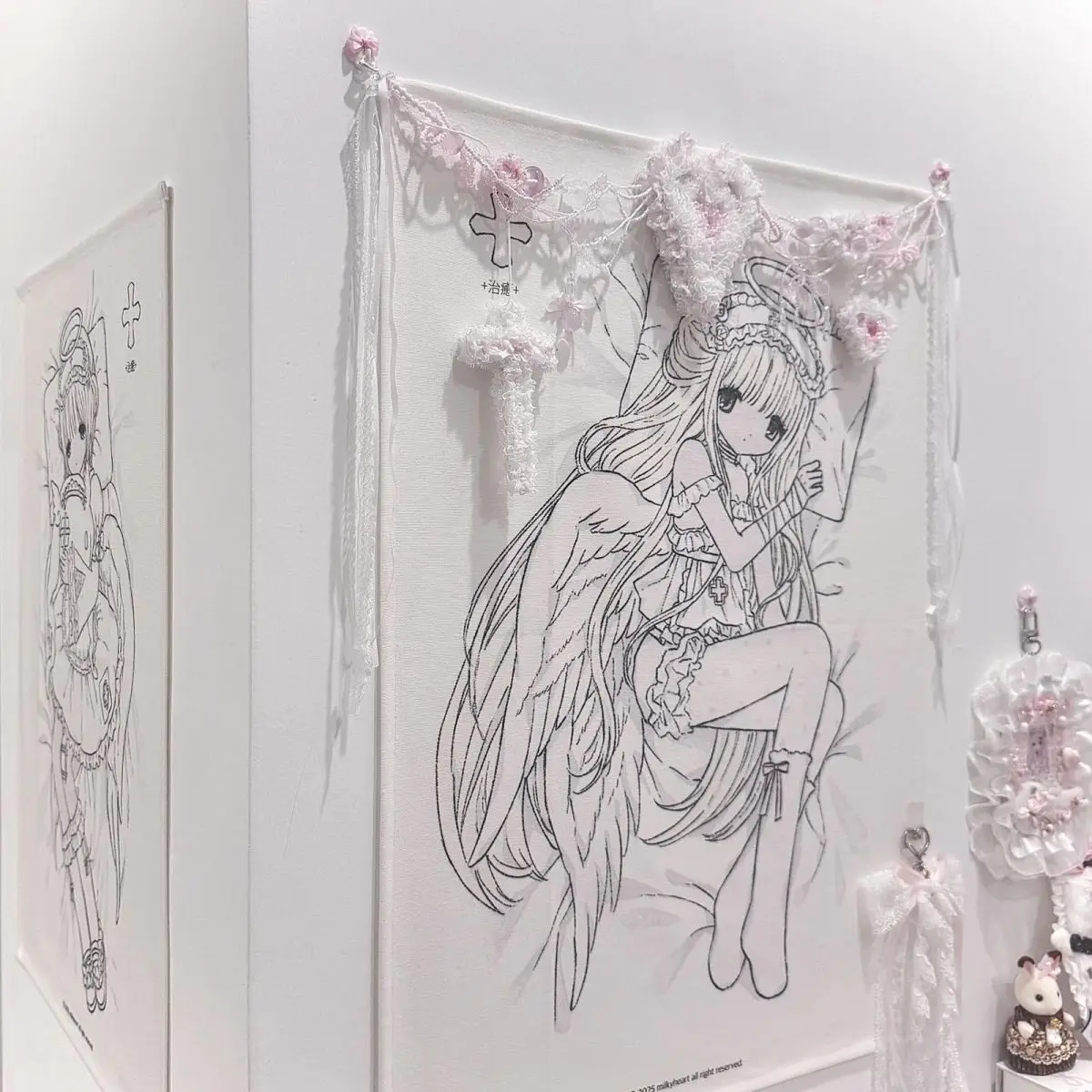 Healing Angel Anime Girl Wandteppich, schwarz-weißer Wandbehang mit Linienkunst, gotischer, süßer, ästhetischer Hintergrundstoff für Schlafzimmer und Wohnheim