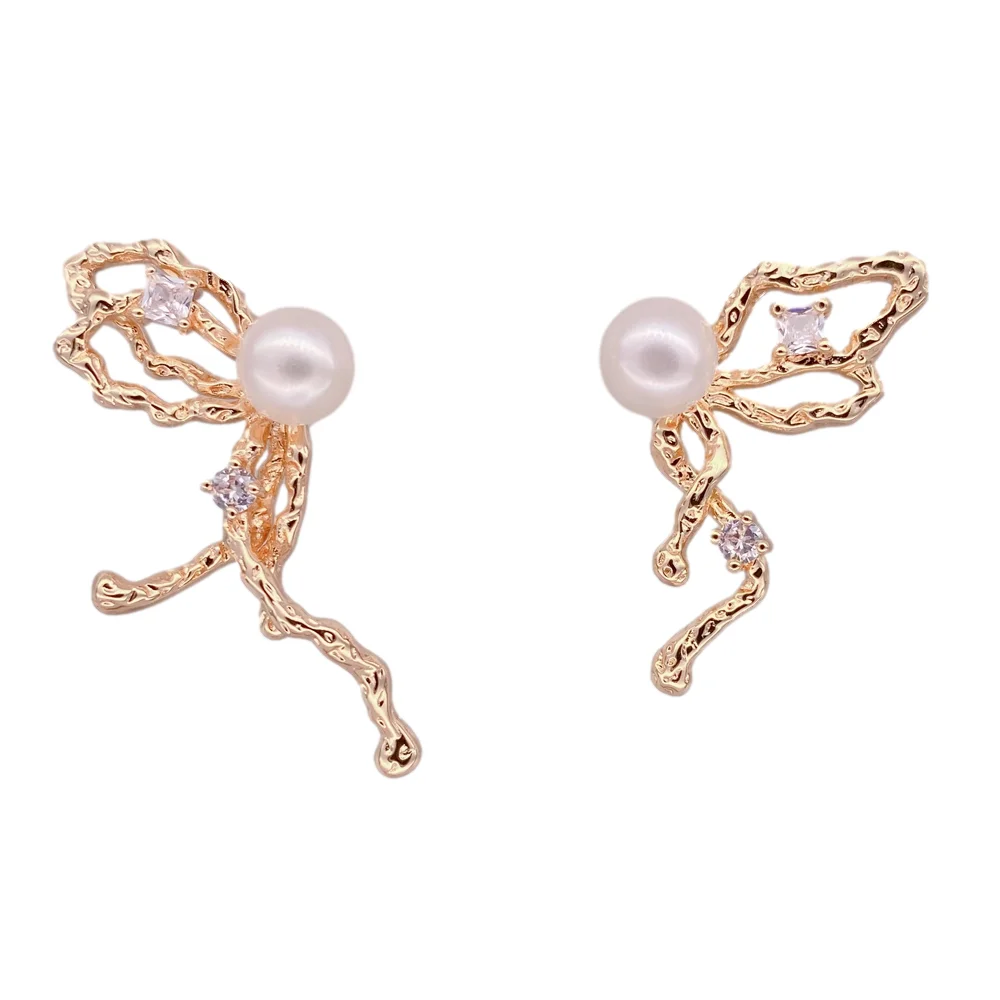 Y·YING Zuchtperlen, vergoldete Schmetterlingsohrringe mit weißen Perlen, Designer-Schmuck