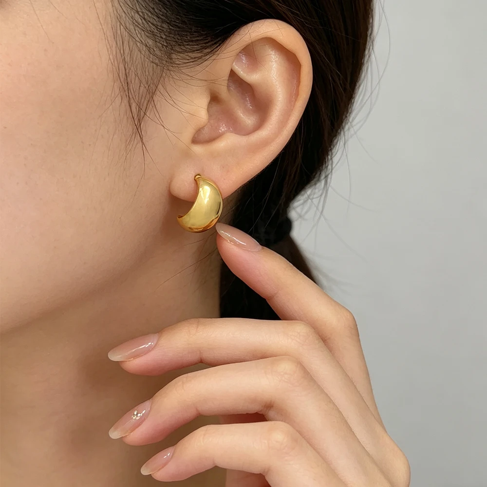 Vintage Distressed Gold Crescent Earrings, Three-Dimensional Thick Open Moon Ear Jewelry, Niche High-End Style, Versatile for Everyday Wear