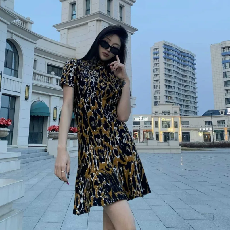 HKSH 女性のストリートウェアスタイル 2025 トレンド夏の新ヒョウ柄タートルネック半袖ドレスシックなファッションショートスカート HK4659