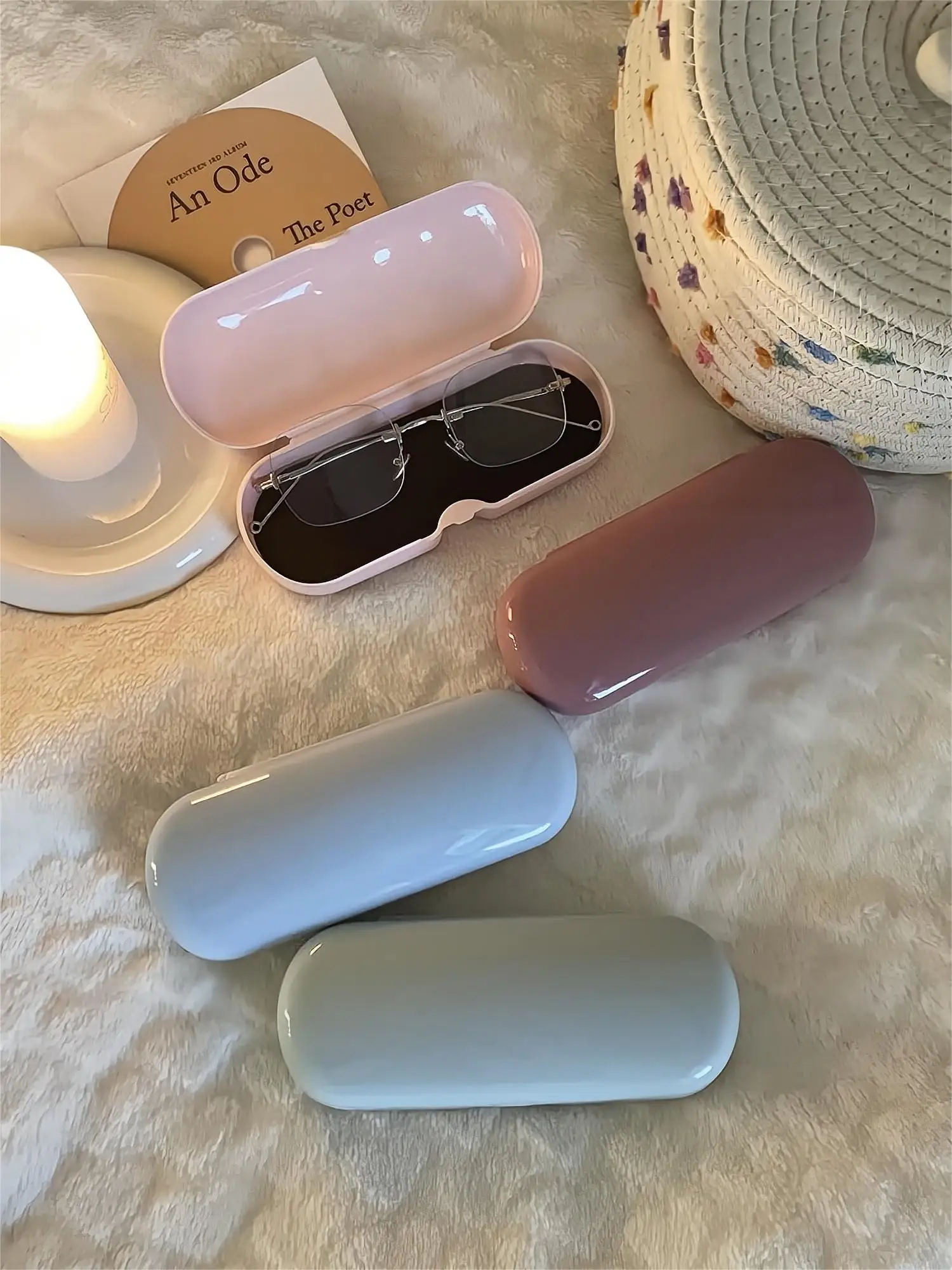 Ins-style cream-colored simple frame glasses case portable fresh and light glasses case suitable for general flat-light frame gl