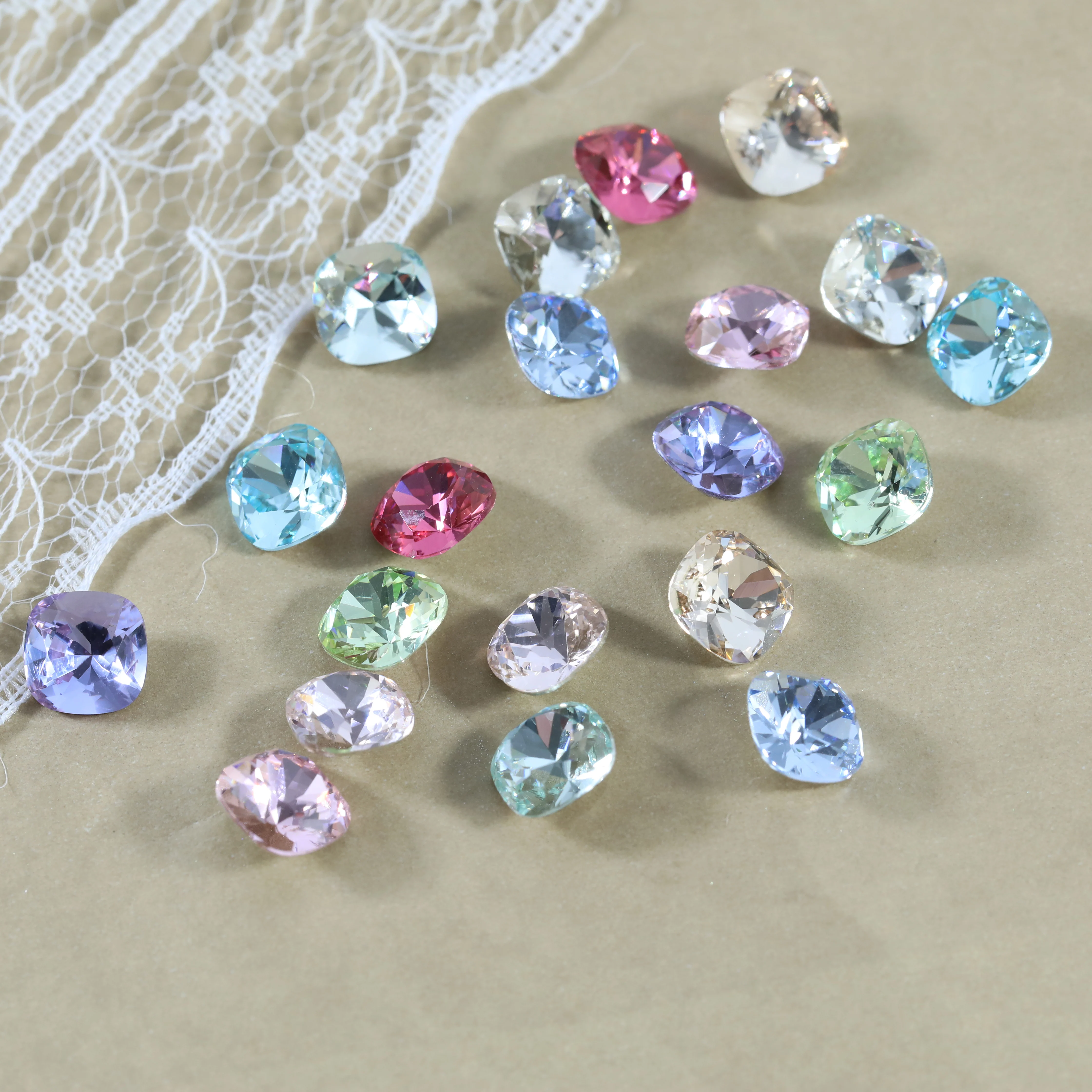 Achteckige Kissen-Strasssteine mit spitzer Rückseite zum Aufnähen, glänzende Kristalle, DIY-Ornamente, Zubehör für Taschen, Schuhe, Kleidung. – Detail 2