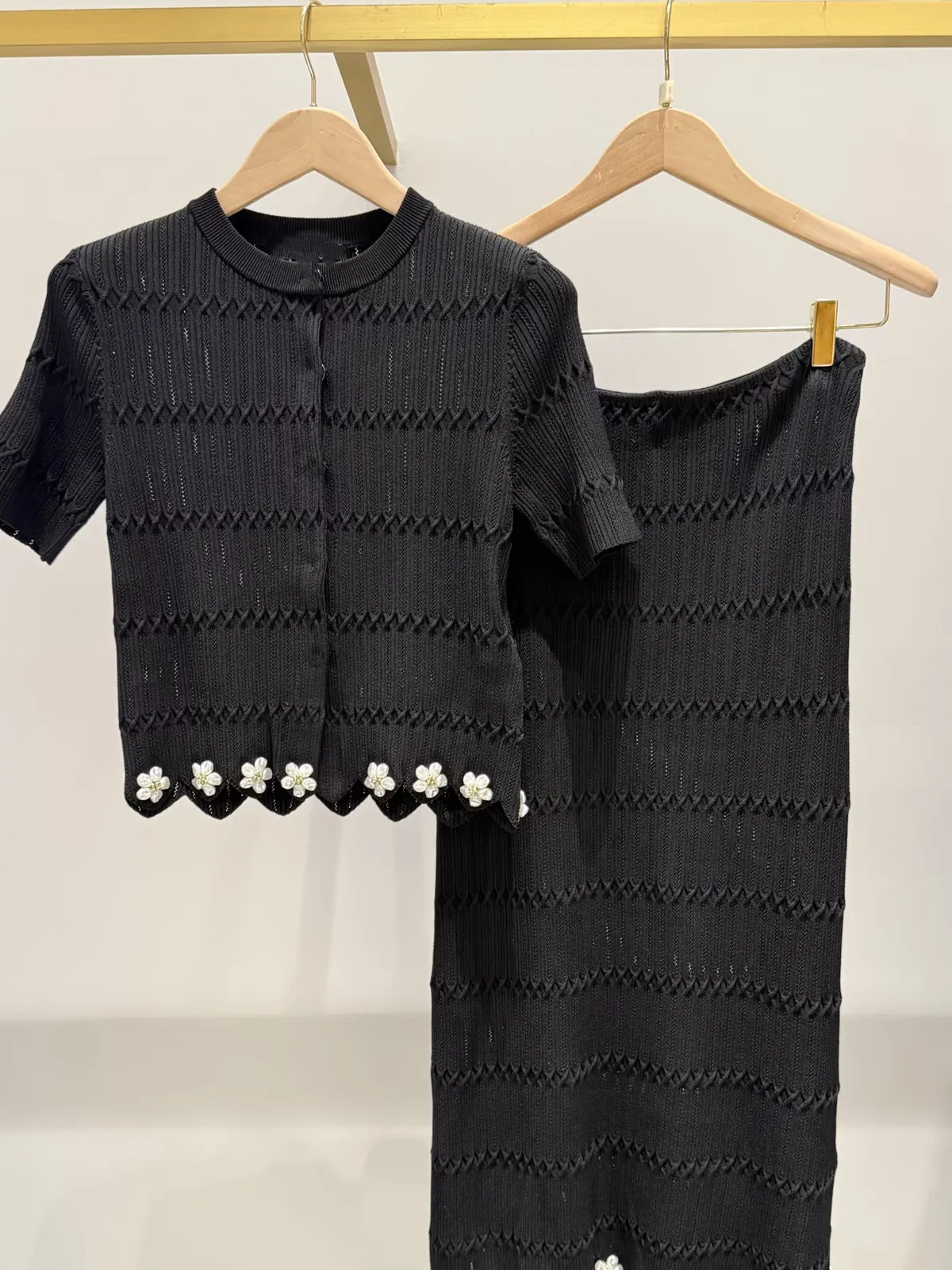 High-End Knitted Black Texture Floral Decoration Half Skirt Straight Tube Ladies High Waist H-Shape Autumn Fashion Ladies Skirt
