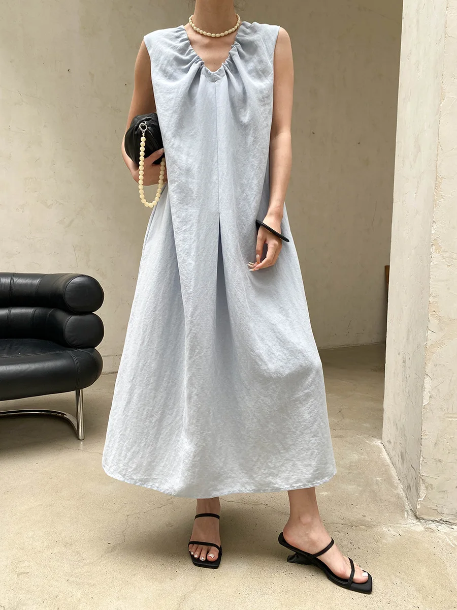 Sommerliches Damenkleid in unifarbenem, plissiertem Design mit V-Ausschnitt, Schnürung an der Taille und schlankmachendem, ärmellosem Schnitt. – Detail 21