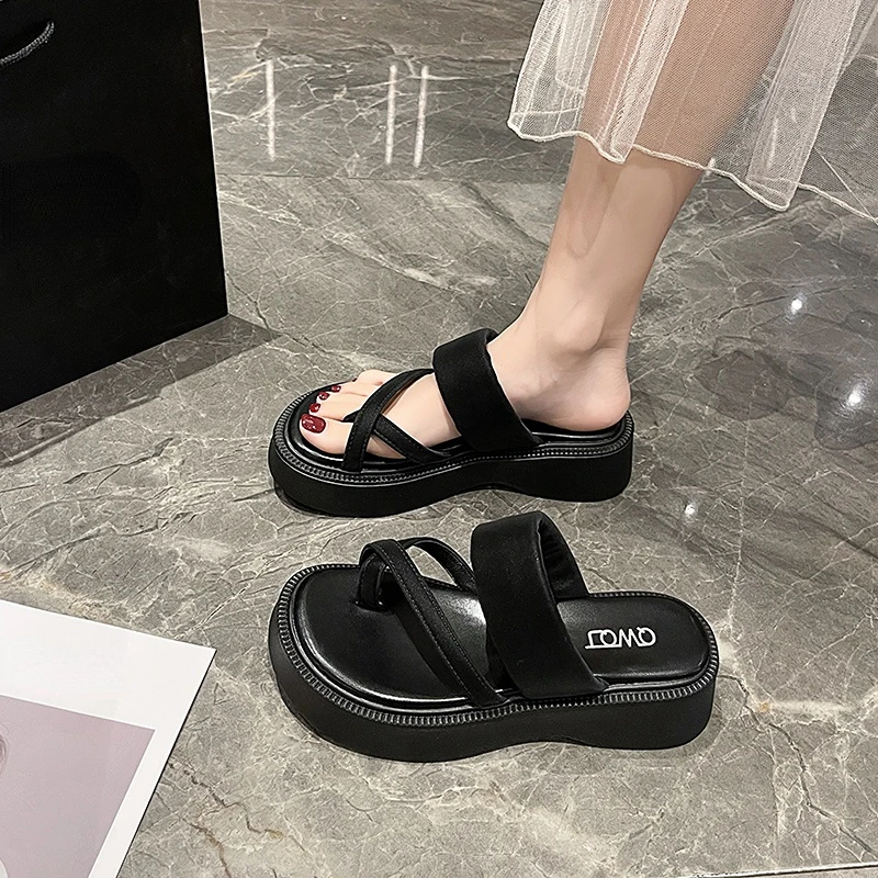 Sandalias de playa de fondo suave para mujer, zapatos de plataforma gruesa, chanclas de cristal brillante, zuecos de punta con Clip, zapatillas de suela gruesa, 2023