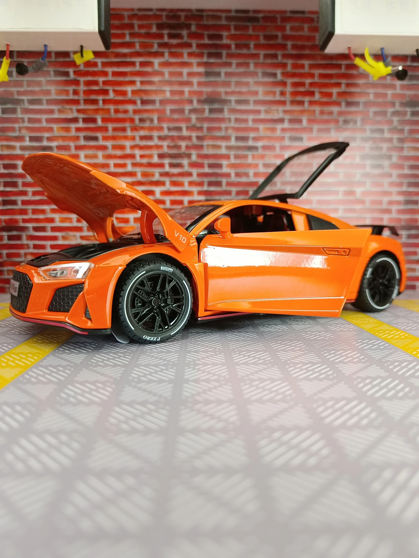 1:24 simulação Audi R8 V10 liga modelo de carro ornamento, coleção de portas e capô do motor, porta-malas pode ser aberta, som e luz