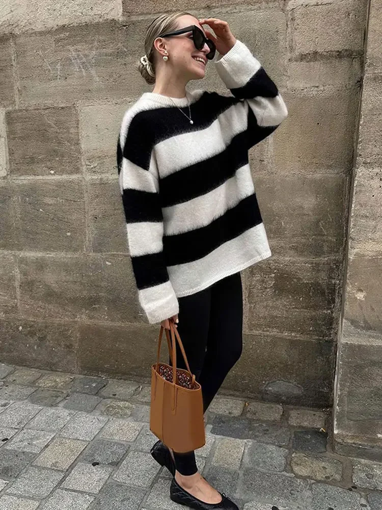 Fashion Black White Stripes Loose Sweater Women Casual Round Neck Long Sleeves Warm Pullover 2024 Autumn Lady Street Knitwear