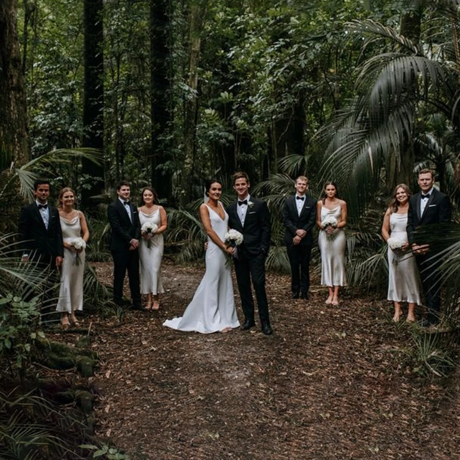 Vestidos sencillos de satén sin mangas para dama de Honor, vestidos de dama de Honor de media pantorrilla con vaina de champán, espagueti para fiesta de boda, 2023