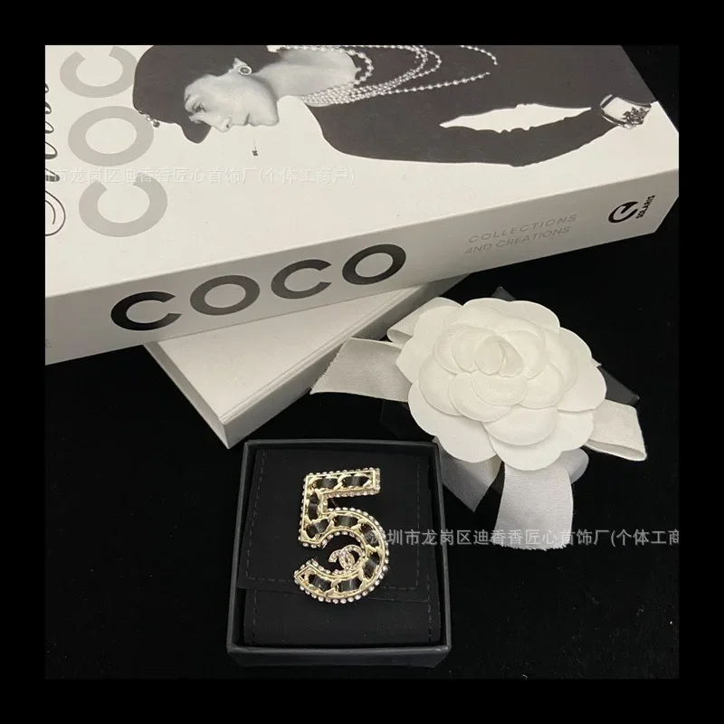 

Fragrant Leather Size Classic Brooch Women's High-end Sense Handmade Design Digital Pin Versatile Brooch