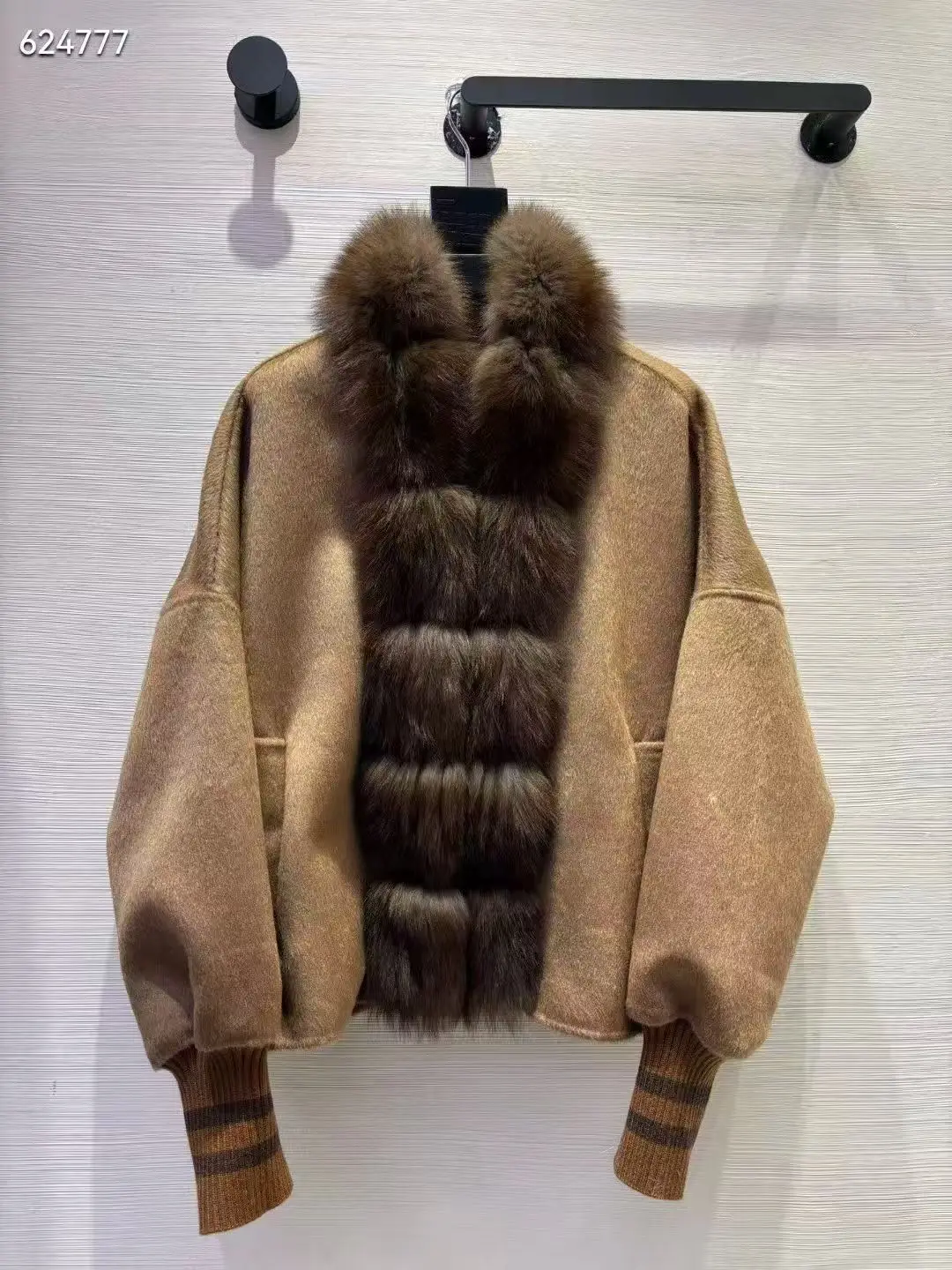 

Winter New Elegant Fashion Luxury Elegant Fashion Exquisite Double Pocket Cashmere Fox Hair Short Coat Women's Wear