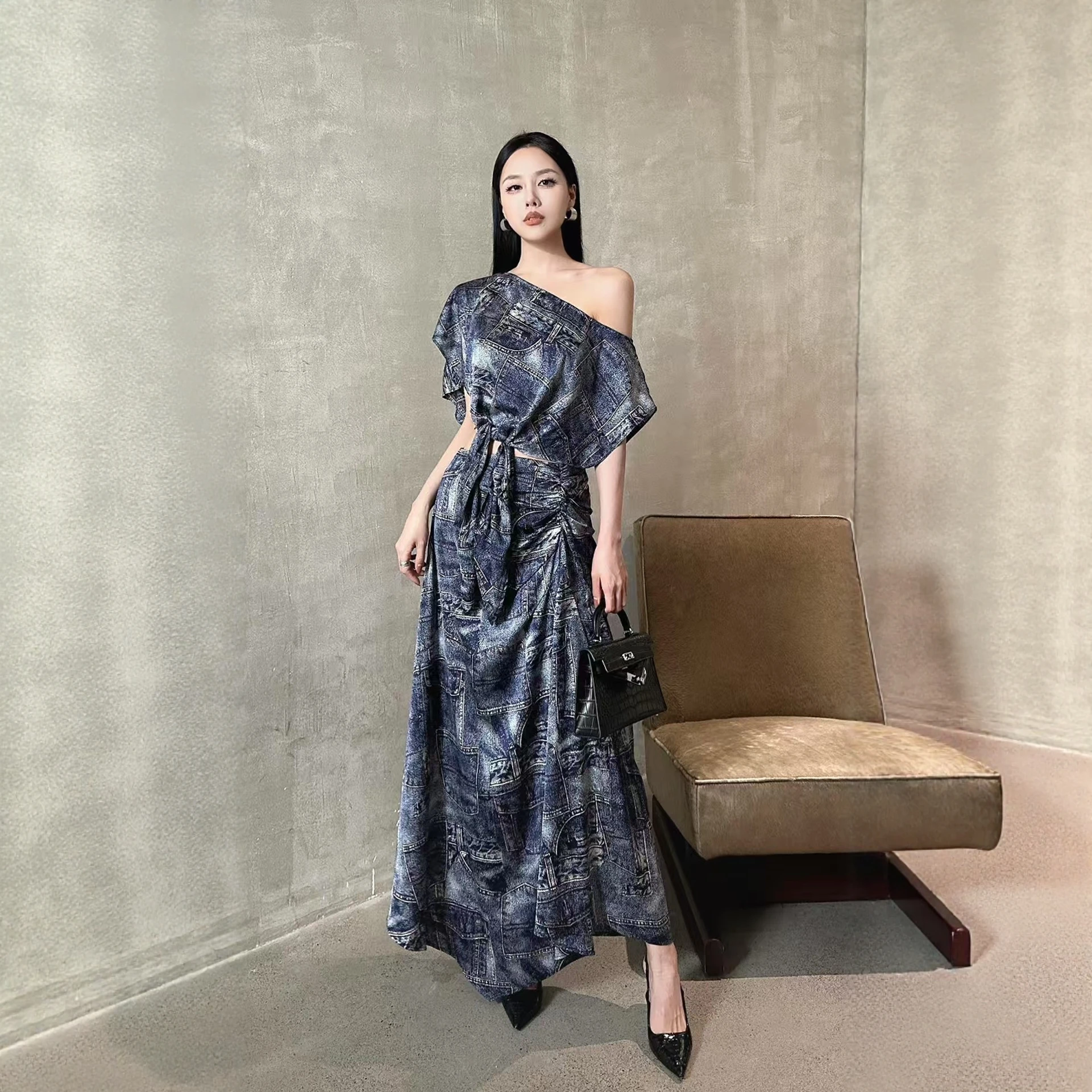 

Летний модный комплект из джинсовой ткани: укороченный топ с принтом и юбка с высокой талией, асимметричный воротник, женский элегантный комплект из двух предметов.