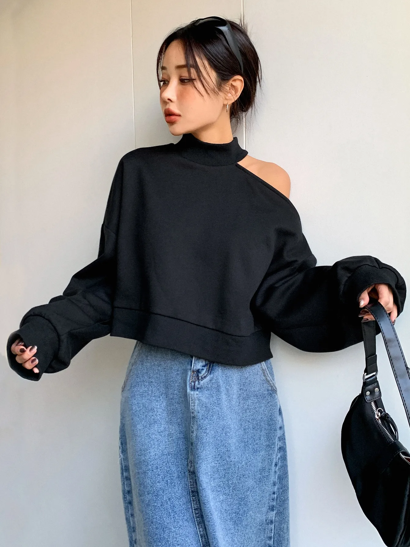 

Черный укороченный свитшот с вырезом на горловине и спущенным плечом, осенний топ с длинным рукавом для женщин