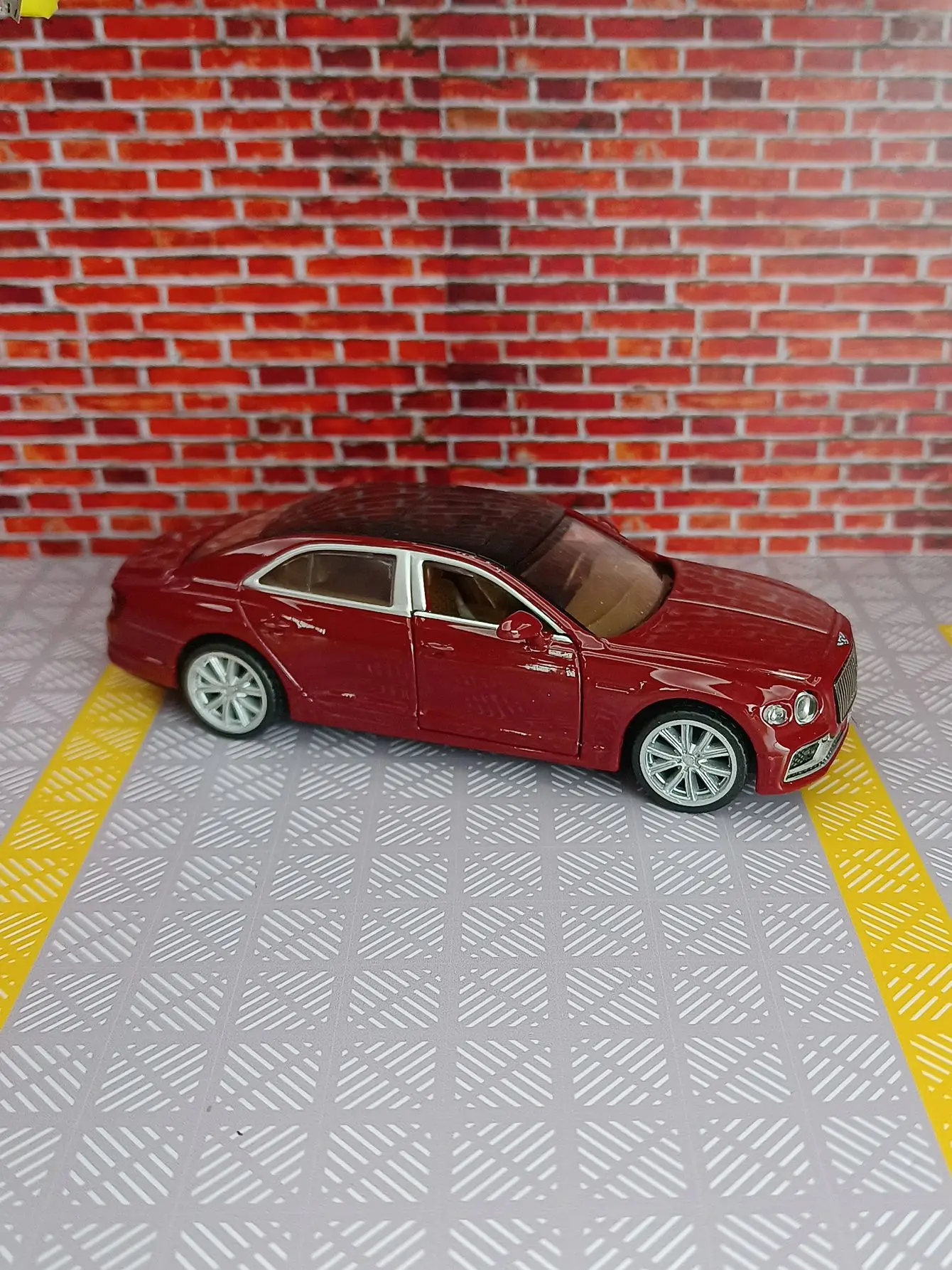 

Модель автомобиля Bentley из сплава металла в масштабе 1:38 с открывающимися дверями, имитацией звуковых и световых эффектов, богатой детализацией и высоким качеством.