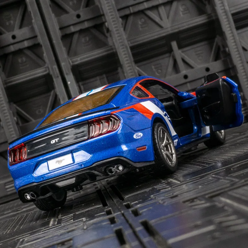 CCA 1:34 فورد موستانج GT 2018 نموذج سيارة الحلي جمع الصوتية البصرية التراجع لعبة سيارة الباب يمكن فتح نوعية جيدة