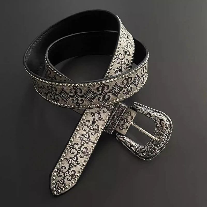 

Vintage-style Western Cowboy Belt with Patterned Rivets, Featuring A Retro Texture and Design