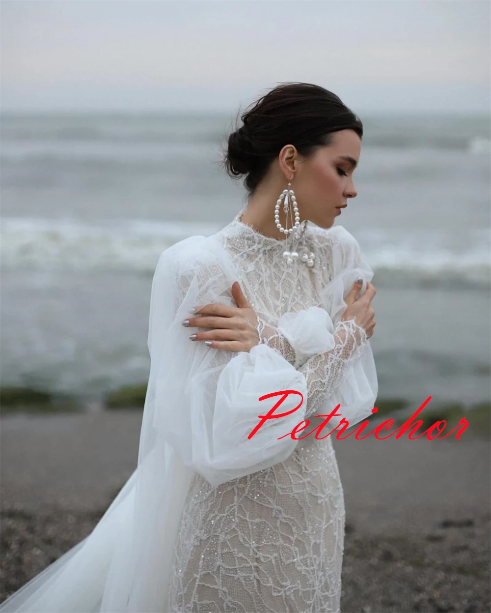 Customized High Quality White Tulle Wedding Dress Temperament Crew Neck Long Sleeves Bridal Gowns Chapel Train Zipper Back Dress