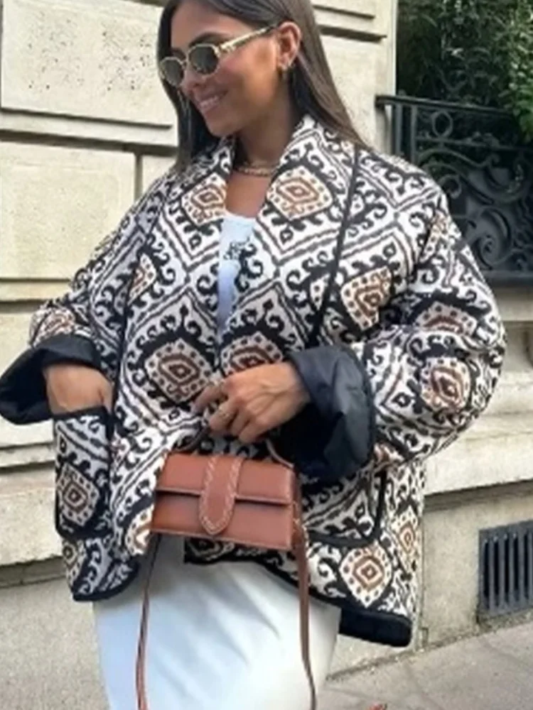 

Женская зимняя куртка с отложным воротником, длинным рукавом и карманами