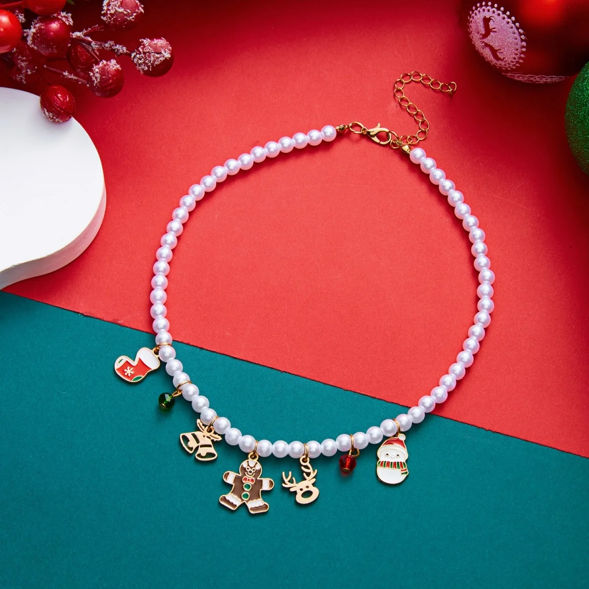 Weihnachts-Charm-Halskette mit Imitationsperlen für Damen, Emaille-Anhänger mit Lebkuchenmann, Schneemann und Rentier, verstellbarer Feiertagsschmuck, Geschenk – Detail 17