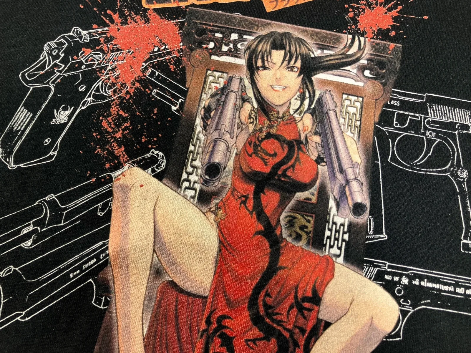 Black Lagoon „Revy Cheongsam & Pistols“-T-Shirt, Baumwolle, für Damen und Herren, Streetwear-Design. – Detail 3