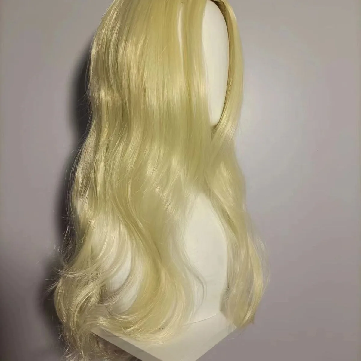 أزياء روز شعر مستعار تأثيري | تجعيد الشعر الأشقر الاصطناعية المقاومة للحرارة مع الانفجارات المركزية المقطوعة #4