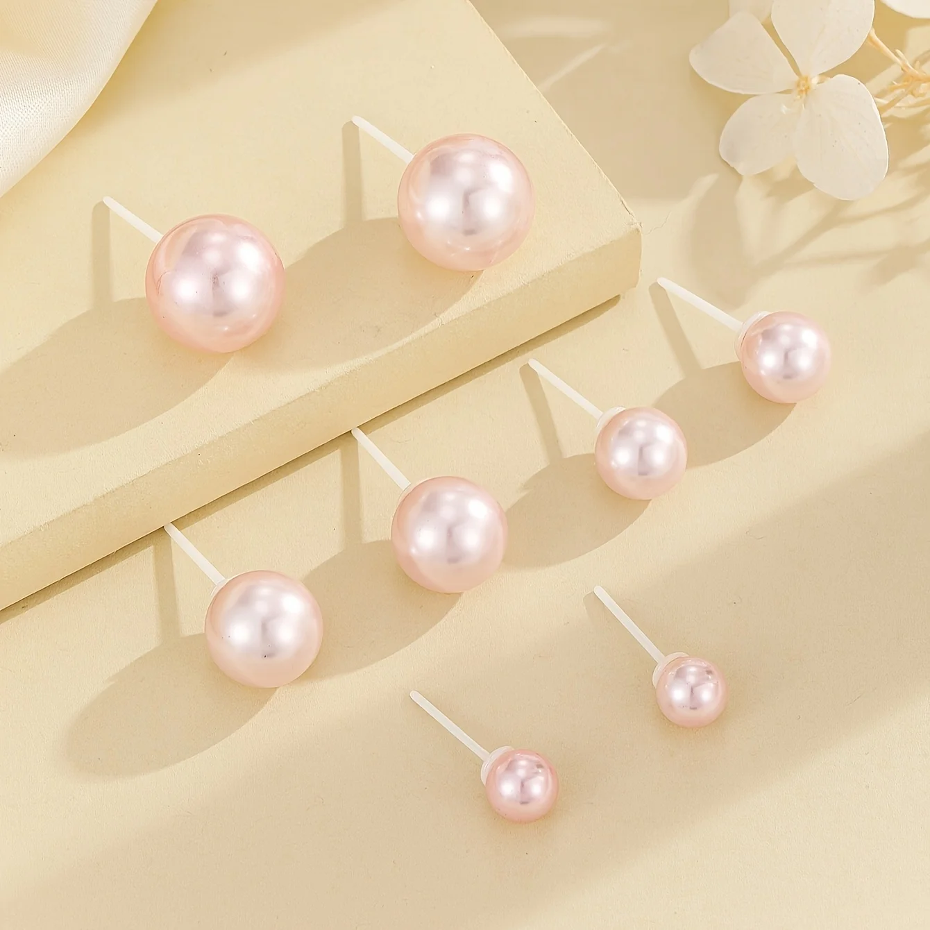 A pair of pink stud earrings with a simple and sweet vacation style for daily commuting, a great gift for your girlfriend and be