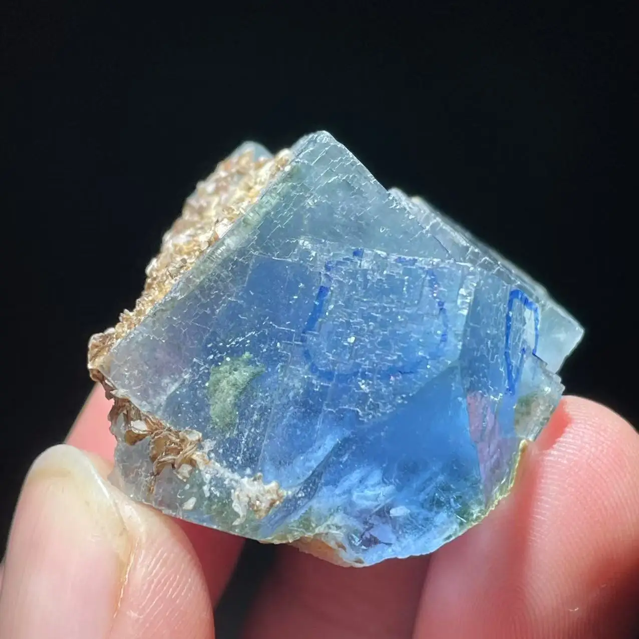 100% natural blue fluorite mica UV blue mineral specimen from Yaogangxian