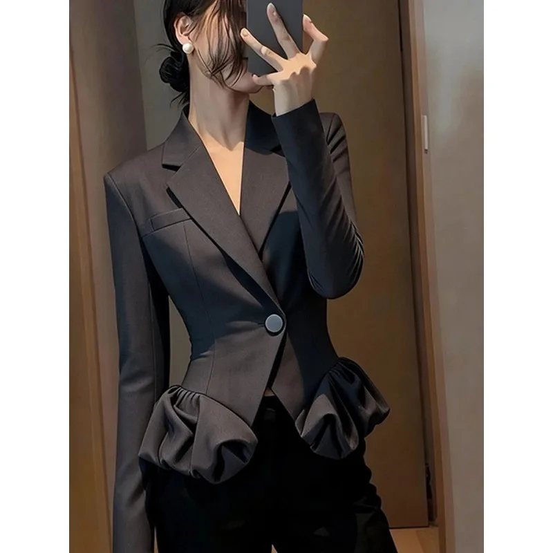 

A Stunning New Early Autumn Coat High-end Fashionable Unique Beautiful and Elegant Black Top with A Cinched Waist Individuality