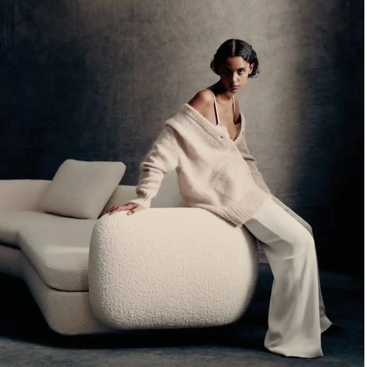 Divano angolare antico in velluto di arte classica