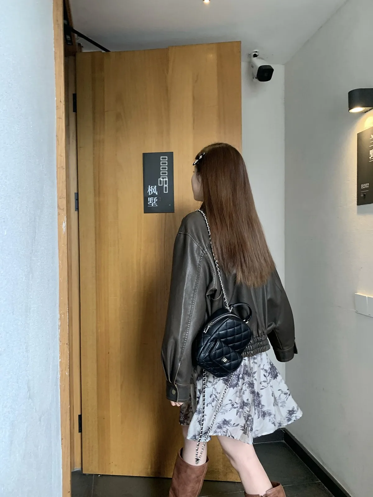 ブラウン襟付きレトロレザージャケット女性の春多用途ショートコートルーズフィットレギュラースリーブロングジッパーレディースファッション