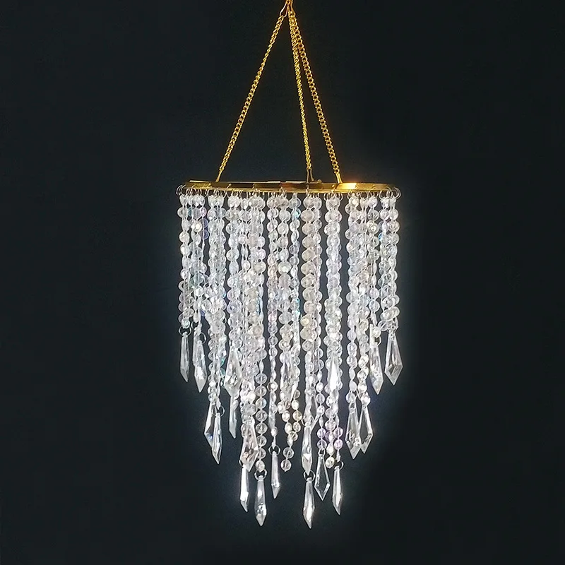 

Декоративные элементы для оформления потолка в свадебном зале: люстра из акриловых бусин в стиле лёгкой роскоши.