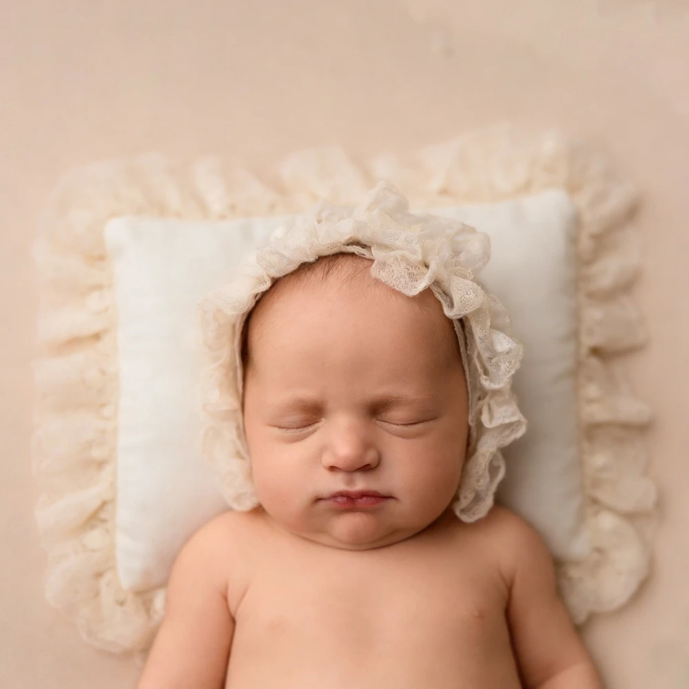set-di-accessori-per-fotografia-neonatale-cappellino-in-pizzo-beige-con-volant-e-cuscino-per-servizi-fotografici-di-neonati-e-bambini