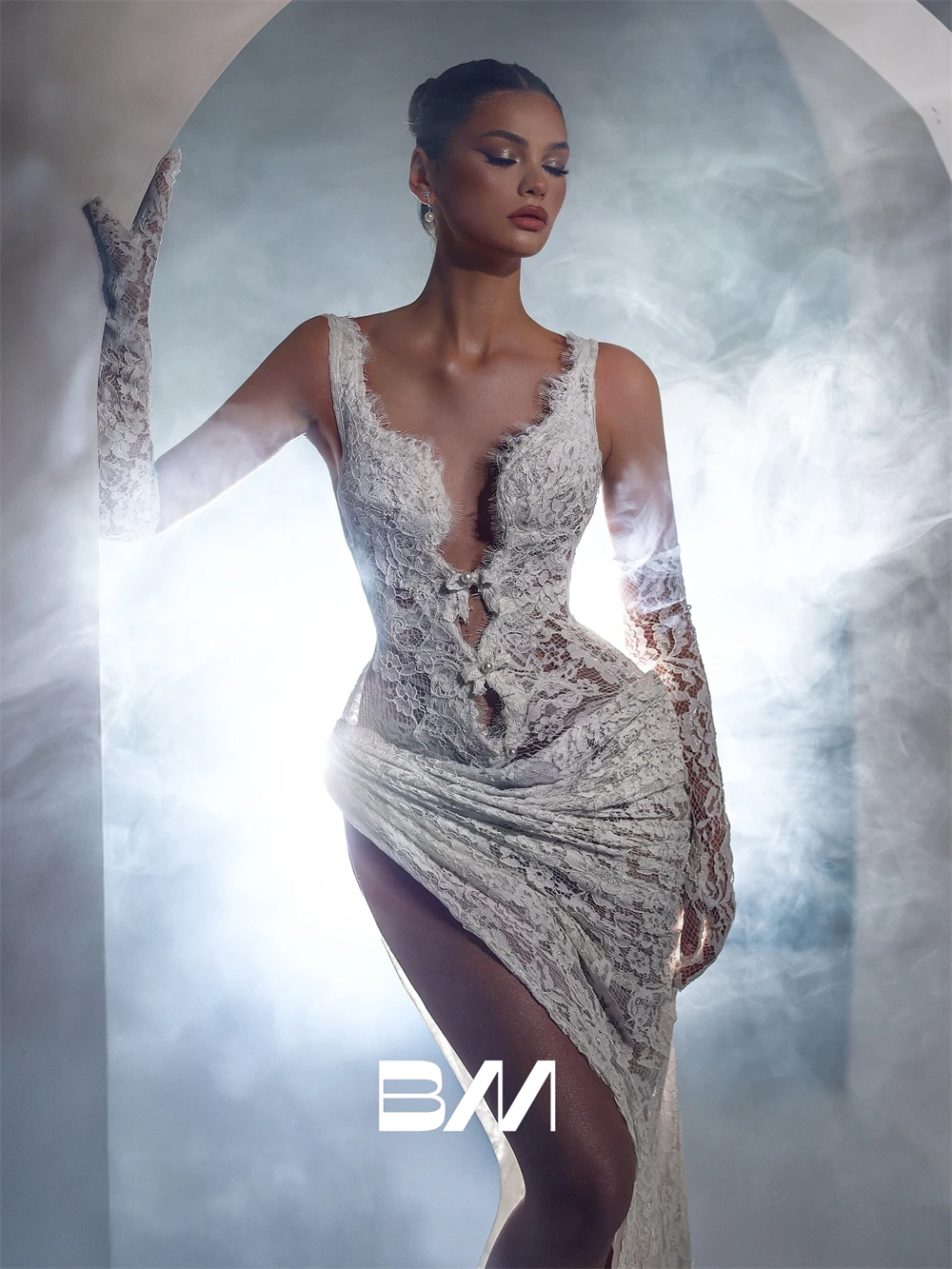 Vestidos de casamento destacáveis com trem de renda para mulheres, sem mangas, fenda lateral alta, vestidos de noiva personalizados, sem luvas