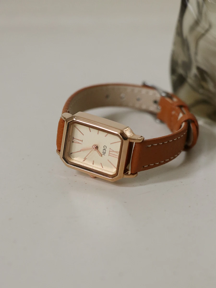 ساعة نسائية جديدة بتصميم بسيط ومتعدد الاستخدامات بحزام جلدي كوارتز ساعة يد نسائية عالية الجودة، هدية إبداعية للنساء.