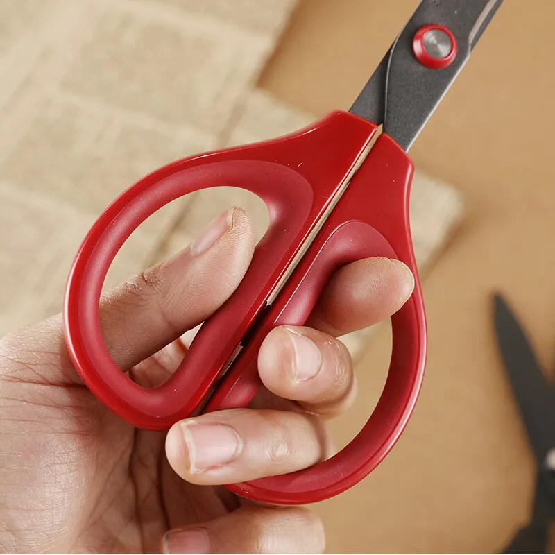 مقص KOKUYO SAXA المنحني لقطع الجهد غير لاصق الفلور/التيتانيوم المطلي بالسلامة طرف مستدير أدوات حرفية آمنة محمولة