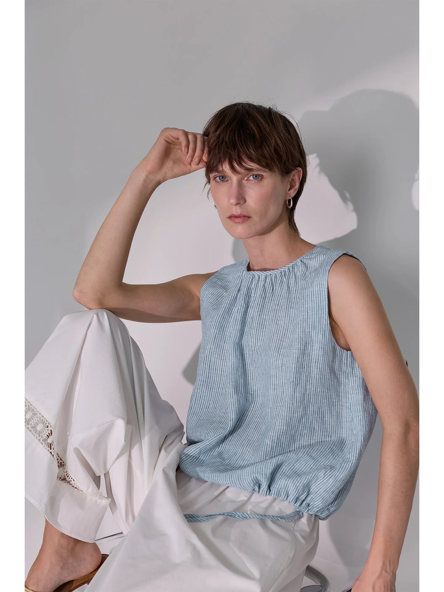 

Удобный дышащий льняной топ без рукавов сине-белый в полоску с круглым вырезом и завязками на талии для женщин