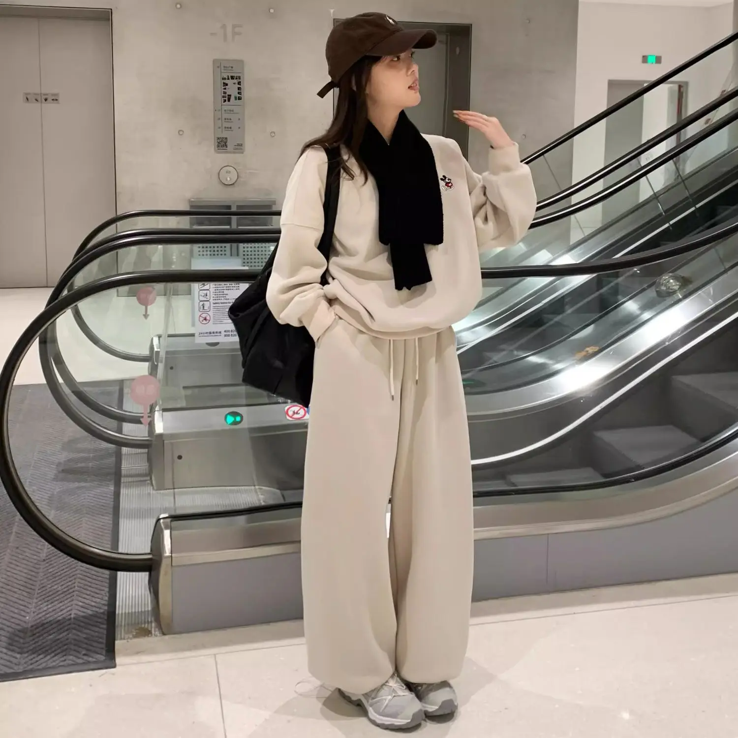 

Korean Style Women's Winter Thickened Fleece Sportswear Set Casual Hoodie Loose Pants Scarf Three-piece Set Commute Fashion