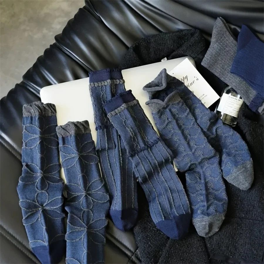 5 Paar zufällig genähte dunkelblaue graue geometrische mittellange Socken im Retro-Kunststil, geeignet für Fußform, atmungsaktiv