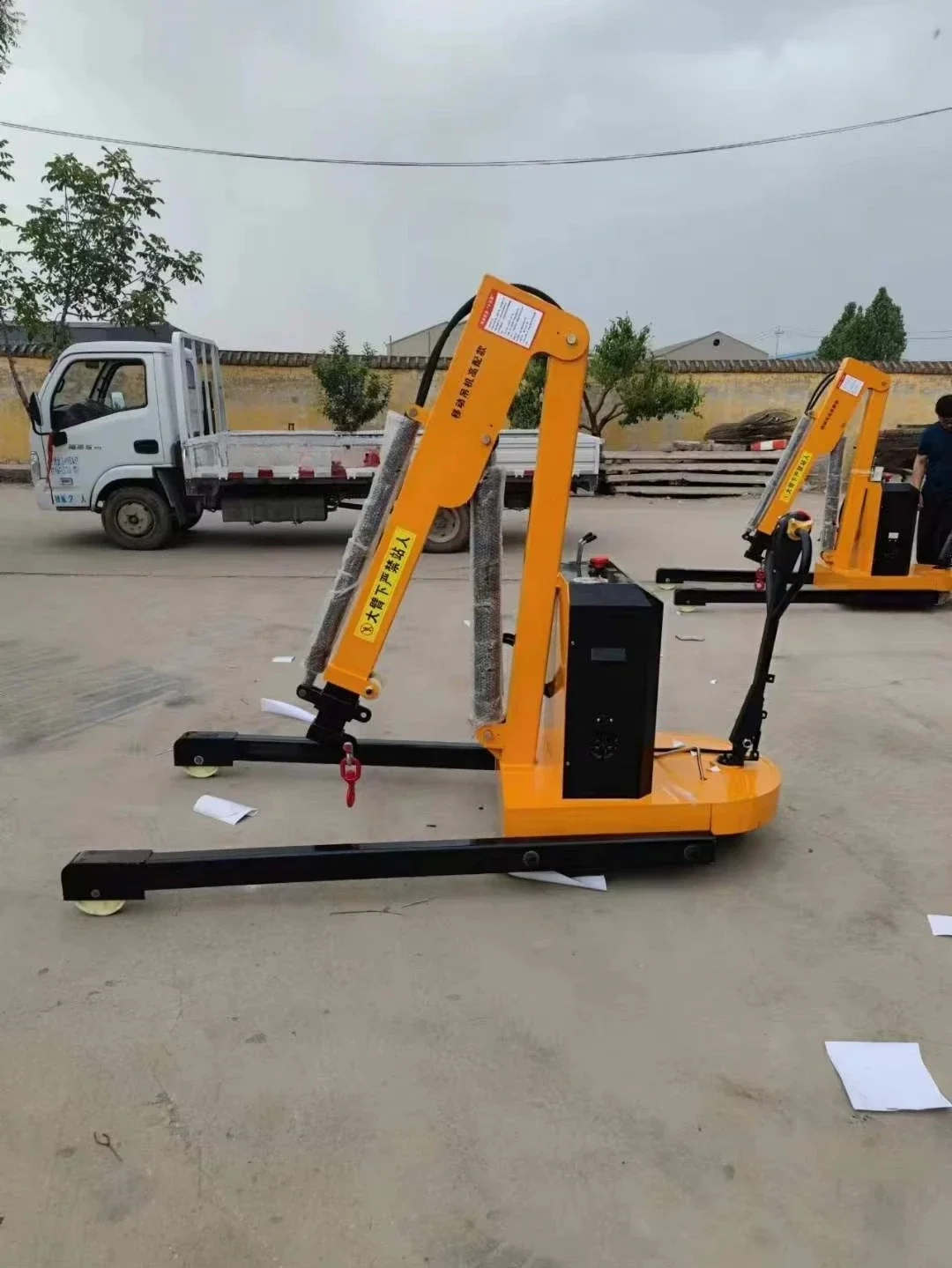 

360-Degree cantilever rotating electric walking all-electric portable handling crane