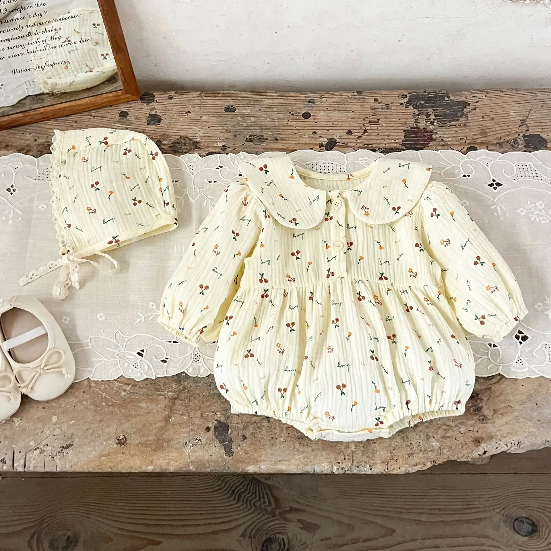 

Одежда для новорожденных девочек: весенний тонкий хлопковый комбинезон с длинными рукавами + кружевная шапочка, 2 предмета, с цветочным принтом, милый комплект для малышек