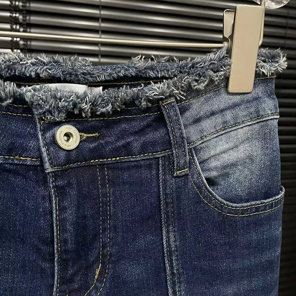 Jeans svasati blu retrò donna 2024 estate nuova moda bordo grezzo Slim pantaloni Casual in Denim pantaloni Streetwear Vintage Chic