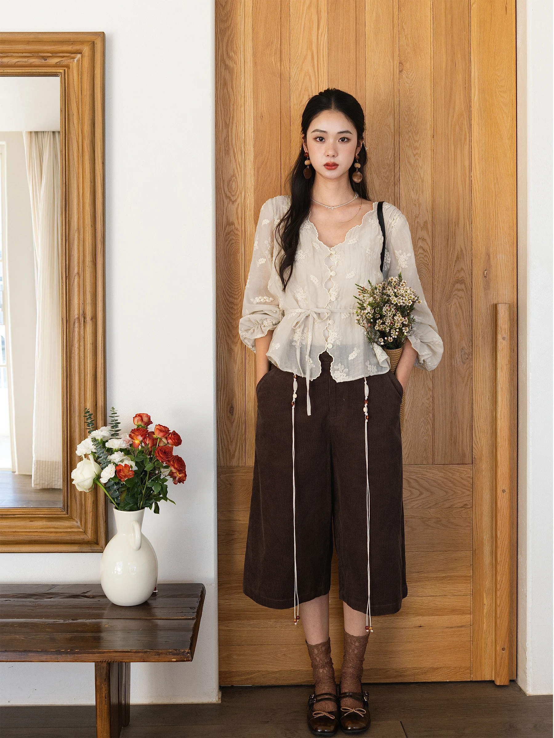 

Нежная женская блузка LAZYZ с вышивкой и V-образным вырезом, весна 2026, новая модель, с поясом для утяжки талии, дышащая, с защитой от солнца