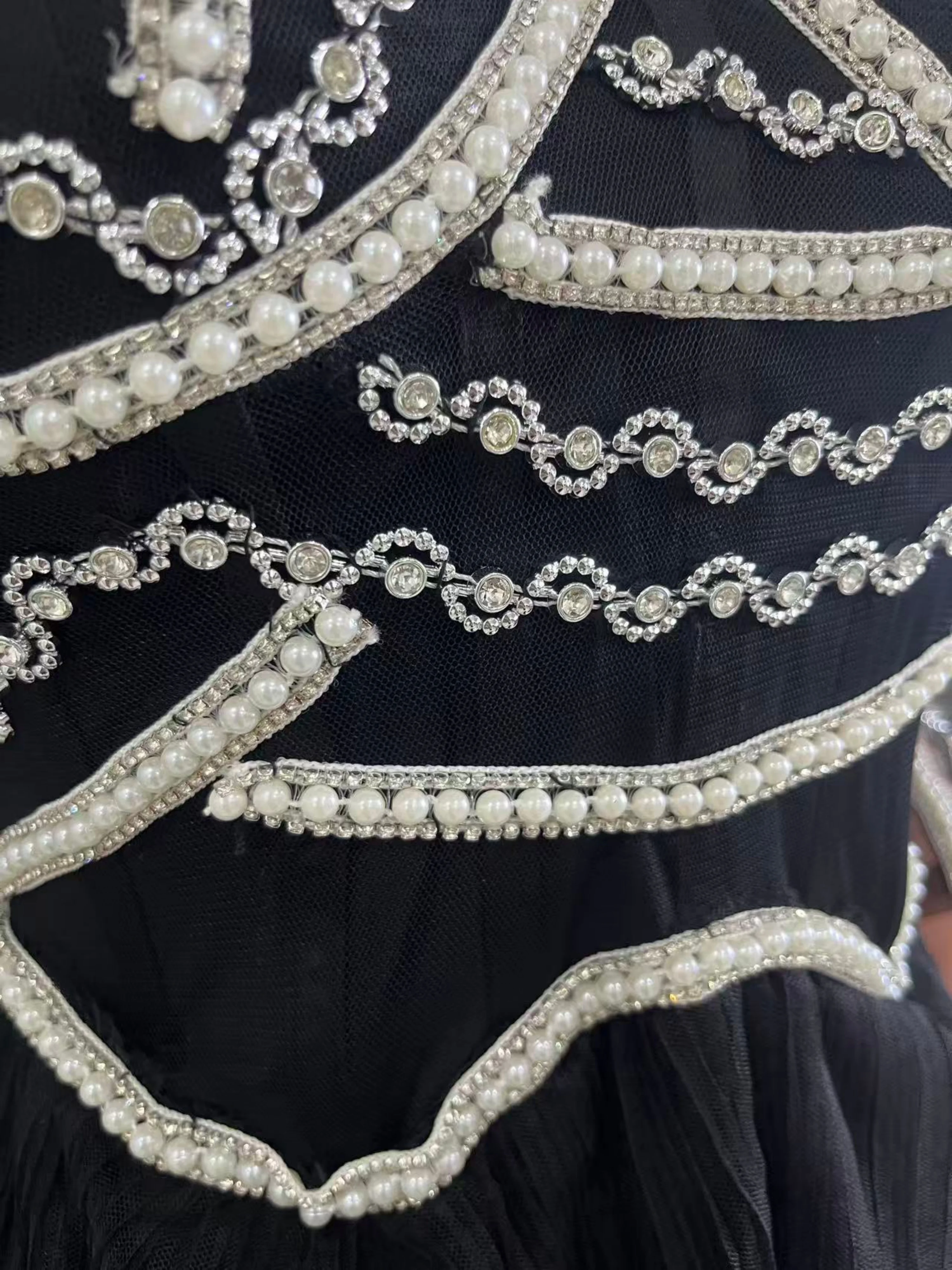 ชุดเดรสยาวสีดำสำหรับผู้หญิง ดีไซน์หรูหราสำหรับฤดูใบไม้ร่วง ประดับด้วยลูกปัดระยิบระยับ กระโปรงแบบเลเยอร์ เหมาะสำหรับงานพรอม งานแต่งงาน งานเลี้ยงอาหารค่ำแบบเป็นทางการ