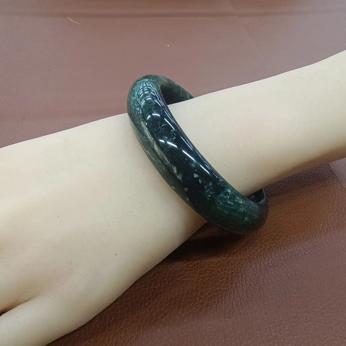 

Xiuyu Old Material, Orchid Bracelet.