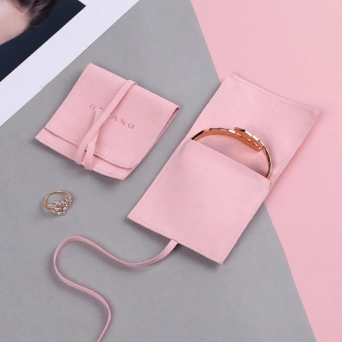 

100pcs Microfiber Velvet Gift Bags 6x6cm Jewelry Presents Pouches Earrings Necklace Christmas Wedding Favors For Guests Candy Ba