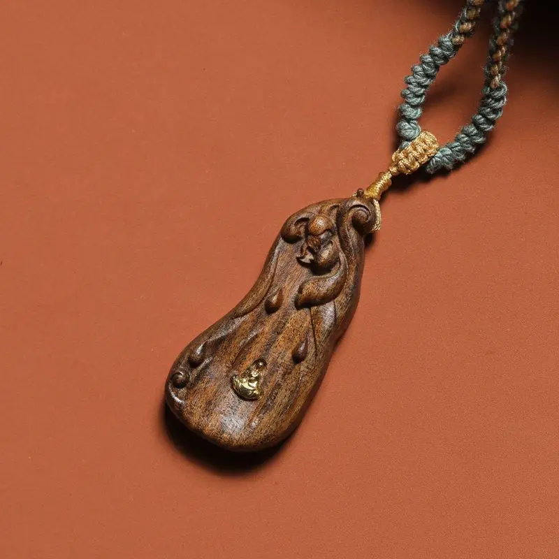 soft silk Nha Trang yellow Qi Nan inlaid with an amorphous Buddha, hand-carved high-end sculpture, agarwood ne